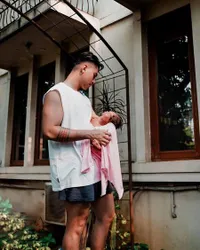 Hot Daddy Ganteng, Sederet Potret Krisjiana Suami Siti Badriah Gendong Baby Xarena - Ayah Idaman Banget!