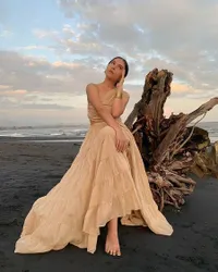 Hot Mom! Deretan Foto Cantik Olivia Jensen Pemotretan di Pinggir Pantai, Pakai Dress Warna Nude Pamer Body Langsing