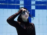 Hot Mom Pamer Body Langsing, Sederet Foto Terbaru Gisella Anastasia Berpose Cantik di Dasar Kolam Renang: Pamer Pesona Bak Supermodel!