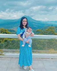 Hot Mom Sejati, 8 Momen Angbeen Rishi Momong Buah Hati - Tetap Cantik Meski Pakai Daster dan Tanpa Make Up