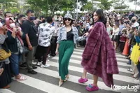 'Hot Mommy' Tak Mau Ketinggalan, 8 Potret Jessica Iskandar dan Gisella Anastasia Ramaikan Citayam Fashion Week