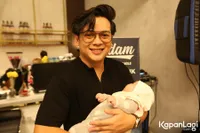 Hot Papa Idaman, Ini 8 Potret Natta Reza Gendong Bayinya yang Lucu Berhijab di Momen Rilis Single - Akhir Penantian 4 Tahun Menikah