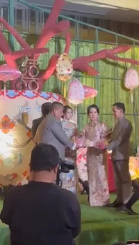 Hotman Paris Beri Uang Sangjit Segepok ke Calon Besan, Dekorasi Ala Kadarnya Jadi Sorotan