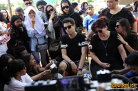 Hujan Tangis Hitam Iringi Pemakaman Ayah Kevin Julio