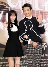 Hadiri Prescon Drama - Rain Super Perhatian ke Krystal fx