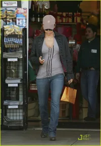 Halle Berry di Bristol Farms