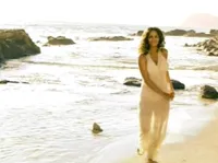 Halle Berry di Iklan Parfum