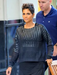 Halle Berry Pamer Baby Bump