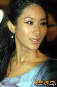 Happy Salma Luncurkan Buku