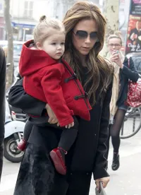 Harper Seven dan Victoria Beckham Kompak Dandan Elegan