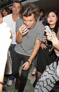 Harry Styles Dikeroyok Directioners Di Tokyo