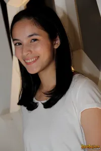 Hitam Putih Cantik Chelsea Islan Kenalkan Film MIMPI SEJUTA DOLAR