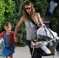 Hormat dan Penurut - Anak Jessica Alba Rajin Bantu Ibu