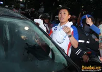 Hujan Deras - Eko Patrio Tetap Bagikan Takjil di Jalanan