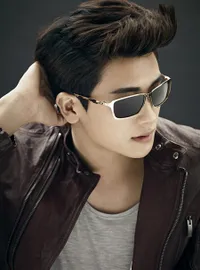 Hyungsik ZE A Makin Ganteng Dengan Kacamata Keren