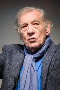 Ian McKellen Dilarikan Ke Rumah Sakit Setelah Terjatuh Saat Tampil di Pertunjukkan Teater
