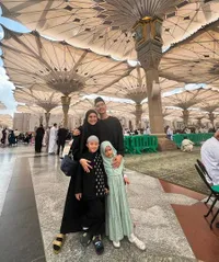 Ibadah Sambil Liburan, 10 Potret Nycta Gina dan Rizky Kinos Pergi Umrah Pasca Anak Operasi - Awalnya Tak Direncanakan