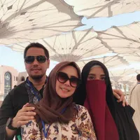 Ibadah Umrah, Keluarga Sunan Kalijaga Terlihat Manis & Harmonis