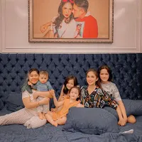 Ibu 5 Anak, Begini Potret Ussy Sulistiawaty Saat Momong Buah Hati - Hot Mom Pamer Tubuh Singset dan Tetap Cantik