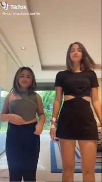 Ibu dan Anak Sama-sama Cantik & Gemesin, Potret Nia Ramadhani dan Mikhayla yang Kompak Joget Bareng - Malah Disebut Adik Kakak