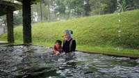 Ibu dan Putri Cantiknya, Poppy Bunga Ajak Khanza Liburan Main Air
