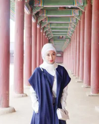 Ibu Muda Cantik Berhijab, Gaya Modis Poppy Bunga Yang Bikin Adem