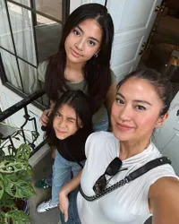 Ibu Rasa Kakak, 8 Potret Hangat Tyna Dwi Jayanti Bareng Dua Anak Gadisnya yang Sudah Beranjak Besar