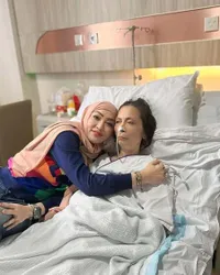 Ibunda Minta Mendengarkan Lagu Rohani, Ini 8 Potret Angelina Sondakh yang Bersyukur Bisa Dampingi Ibu Meski Harus Berjuang Sendiri