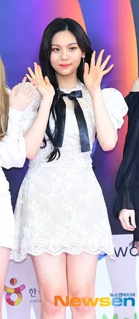 Idola Cantik dengan Gaun Terbaik di Red Carpet SBS Gayo Daejeon 2019, Tampil Maskulin Hingga Cute Santa