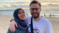 Ikhlas Dipoligami Karena Didiagnosa Tak Akan Memiliki Anak, Seperti Ini 8 Potret Cinta Penelope Bareng Suami Bule