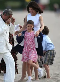 Ikut Katie Holmes Syuting, Suri Cruise Makan Es Krim & Main Bola