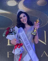 Ikut Kontes Kecantikan Transgender Dunia, 8 Potret Millendaru Bangga Jadi Wakil Indonesia - Aura Cantik Makin Terpancar