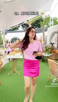 Ikut Tren TikTok 'Gapapa Nggak Cantik, yang Penting Gak Nyusahin', 10 Potret Ussy Sulistiawaty Makin Memesona Kenakan Baju Mini