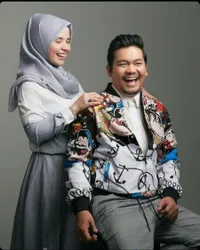 Imbas Galang Donasi, Potret Istri Indra Bekti Kembali Dicibir Usai Pamer Kartu Asuransi - Netizen: Harusnya Dari Dulu