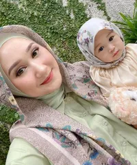 Imut Banget! Ini 8 Potret Anak Seleb Belajar Pakai Hijab Sejak Kecil - Makin Mirip Sang Ibunda