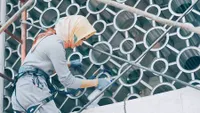 Indah Dewi Pertiwi Mendadak Berhijab & Bersihkan Masjid Istiqlal