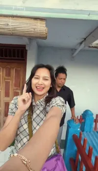 Indah Permatasari Buka Puasa di Tepi Pantai, Takjub Rumah Arie Kriting di Baubau