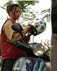 Indah Permatasari Cari 'Angin Segar' Kendarai Vespa Klasik, Tampil Modis Pakai Jaket Sporty 