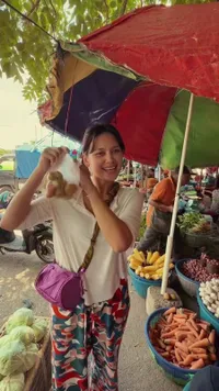 Indah Permatasari Tampil Sederhana Saat Belanja di Pasar Wameo Baubau Jelang Lebaran