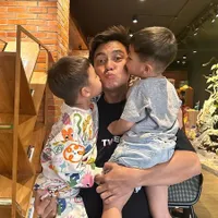 Inginkan Hak Asuh Anak, Ini 8 Potret Kedekatan Baim Wong dengan Kedua Putranya - Nonton Basket Bareng hingga Main di Kebun Binatang