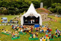 Ini Hubungan Antara Mainan Lego dan Glastonbury Festival