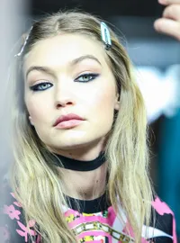 Inilah Foto-Foto Memalukan Gigi Hadid Saat Nip Slip di Runway