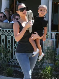 Inilah Potret Lucu North West Saat Asyik Belanja Labu Halloween