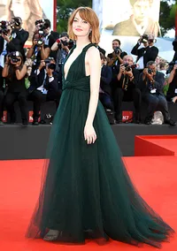 Inilah Senjata Cantik Emma Stone di Red Carpet, SIap-Siap Kagum!