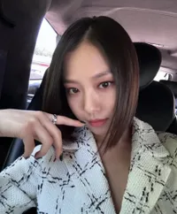Inspirasi Fashion Harian dari Go Min Si yang Simpel Tapi Manis di Drama The Frog