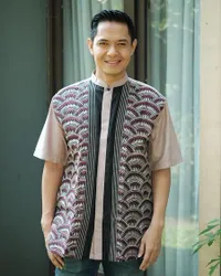 Inspirasi Ramadan, Pesona Ganteng Para Seleb Pakai Busana Muslim!
