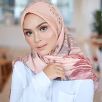 Inspirasi Style Hijab Ramadan Ala Vebby Palwinta, Cantik Menawan!