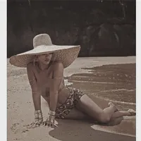 Instagram Baru Kembali, Rihanna Tak Kapok Pajang Foto Panas