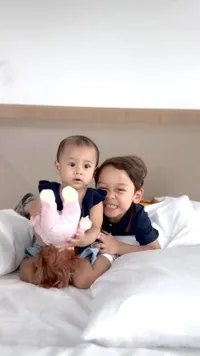 Interaksi Levian & Leshia yang Bikin Gemas, Sebentar Lagi Main Bertiga