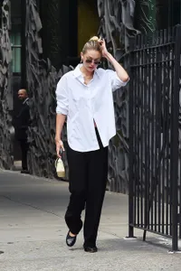 Intip 8 Gaya Outfit Ala Supermodel Gigi Hadid, Dijamin Nggak Ngebosenin!